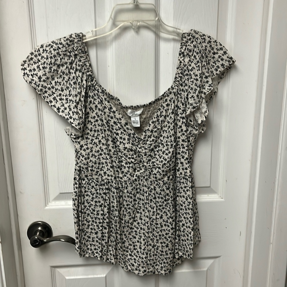 Super cute, never worn baby dollish shirt. So many cute details..